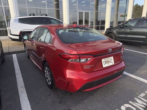 Used 2021 Toyota Corolla LE image 2