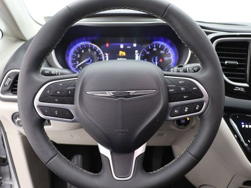 Used 2024 Chrysler Pacifica Touring-L image 17