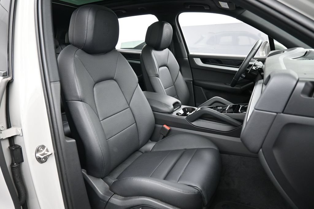 Certified 2026 Porsche Cayenne E-Hybrid AWD/4WD image 30