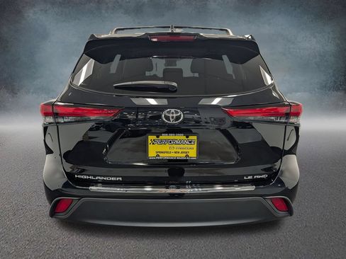 Used 2022 Toyota Highlander LE AWD/4WD image 5