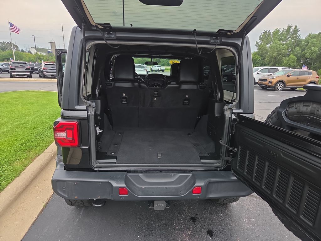 Used 2018 Jeep Wrangler Unlimited Sahara w/ Cold Weather Group AWD/4WD image 31