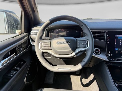 Used 2025 Jeep Wagoneer L Series II AWD/4WD image 15