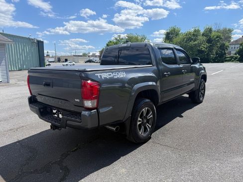 Used 2017 Toyota Tacoma TRD Sport w/ Tow Package (A/T) AWD/4WD image 5