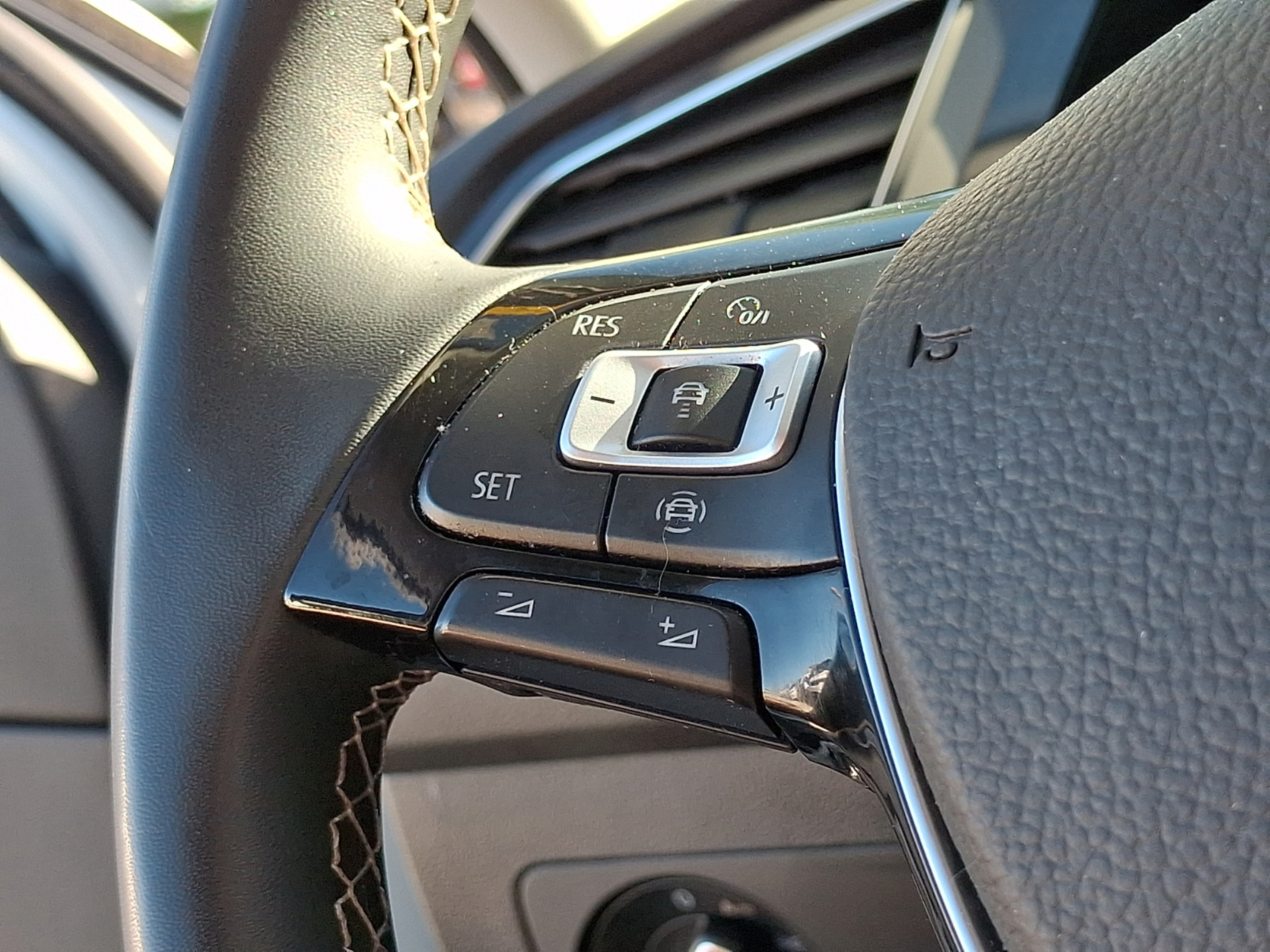 Used 2021 Volkswagen Tiguan SE w/ Panoramic Sunroof Package AWD/4WD image 18