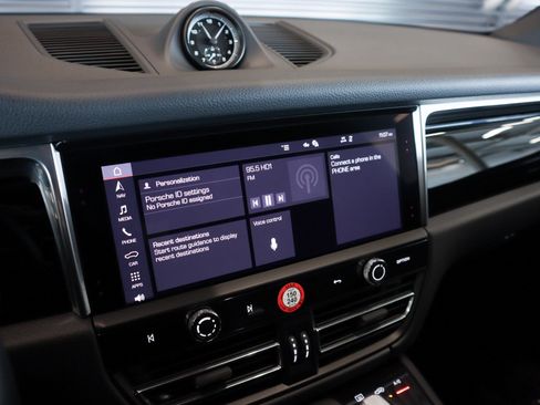 Certified 2025 Porsche Macan AWD/4WD image 18