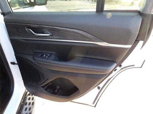 Used 2025 Jeep Grand Cherokee Limited w/ Black Appearance Package image 9