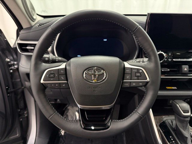 Used 2025 Toyota Highlander Platinum AWD/4WD image 14