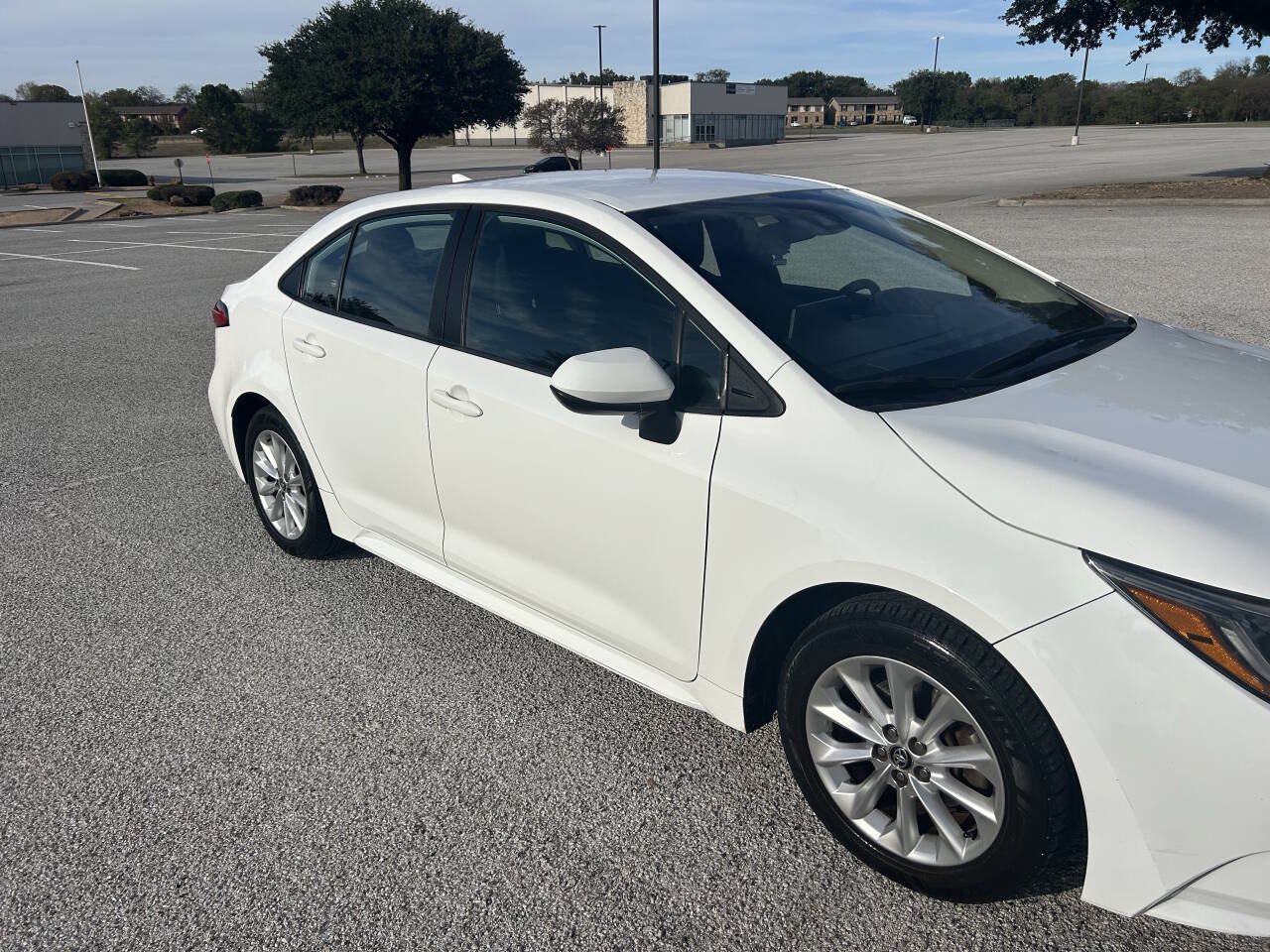 Used 2021 Toyota Corolla LE w/ LE Convenience Package FWD image 5