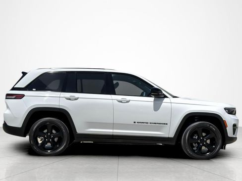 Used 2023 Jeep Grand Cherokee Altitude RWD image 6