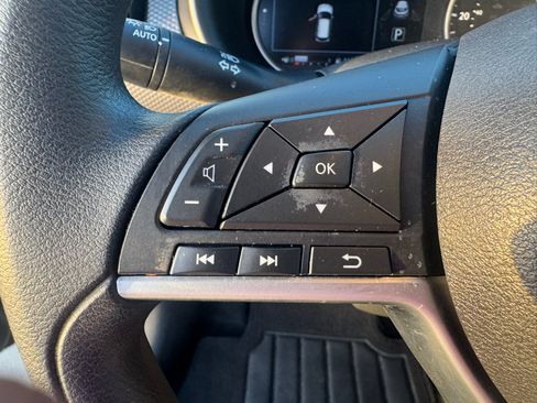 Used 2018 Nissan Kicks SV FWD image 12
