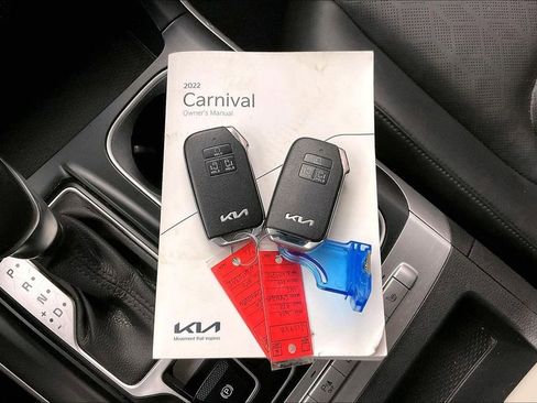 Used 2022 Kia Carnival LX w/ Paint Protection Package FWD image 12
