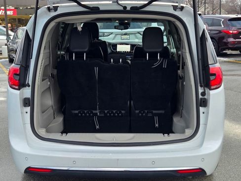 Used 2023 Chrysler Pacifica Touring-L image 20