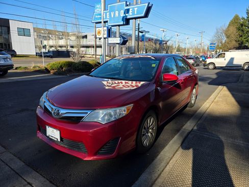 Used 2013 Toyota Camry LE image 2