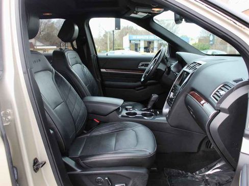 Used 2017 Ford Explorer Platinum image 33