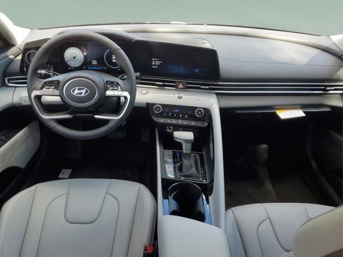 Used 2025 Hyundai Elantra Limited image 9