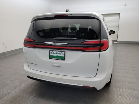 Used 2024 Chrysler Pacifica Touring FWD image 7