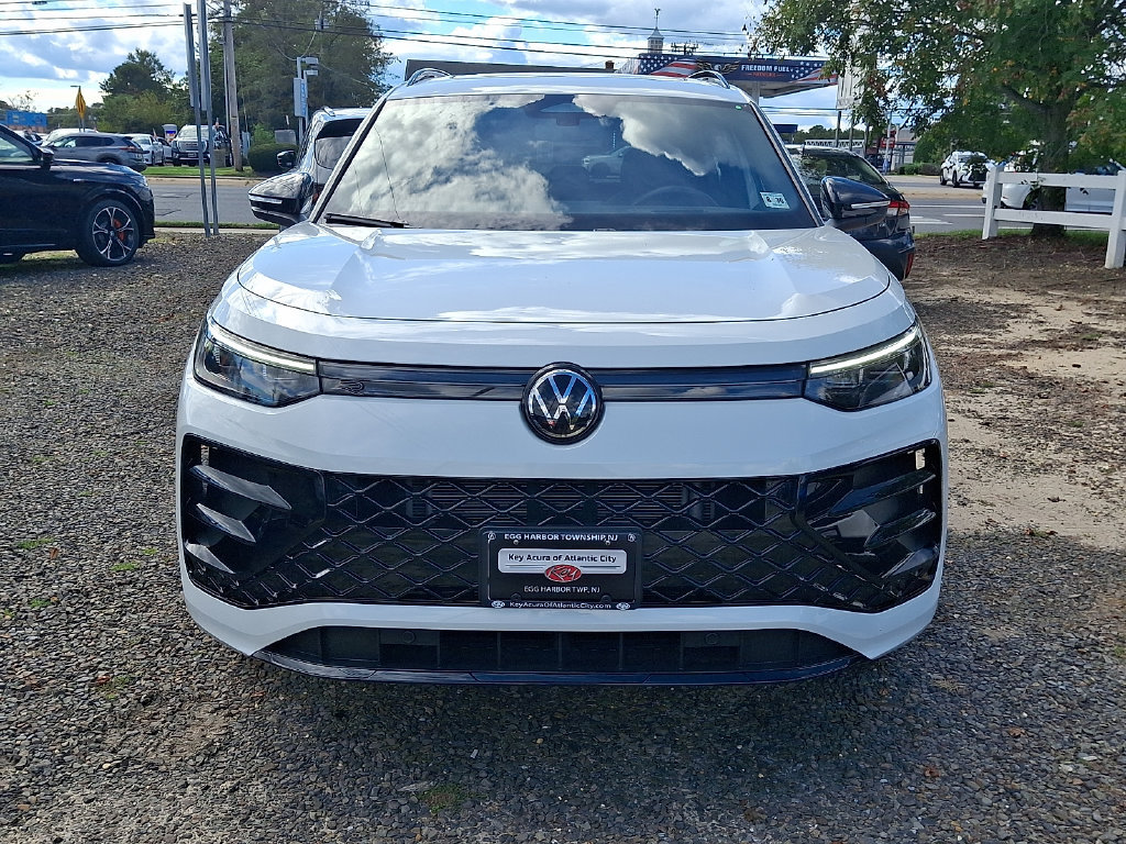 Used 2025 Volkswagen Tiguan SE R-Line AWD/4WD image 2