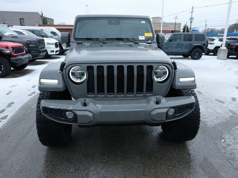 Used 2022 Jeep Gladiator Overland image 2