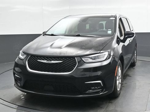 Used 2024 Chrysler Pacifica Touring-L FWD image 6