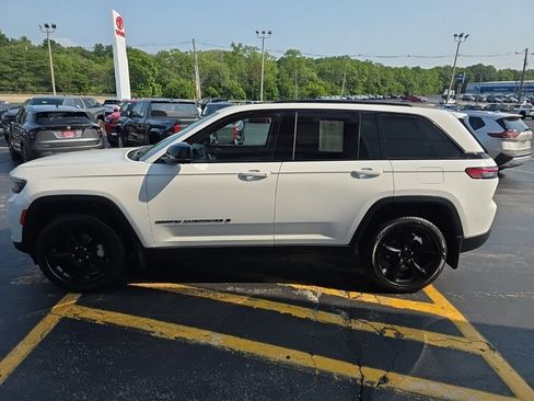 Used 2024 Jeep Grand Cherokee Limited w/ Luxury Tech Group II AWD/4WD image 8