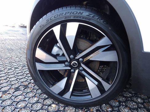 Certified 2024 Volvo XC40 B5 Plus w/ Protection Package Premier image 31