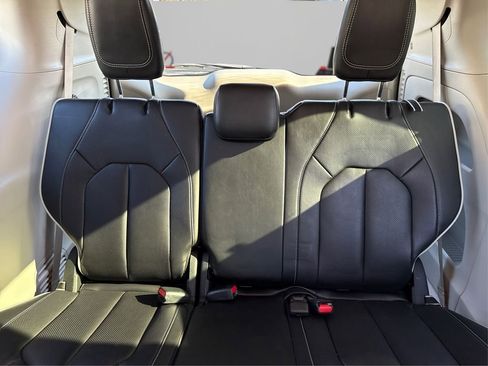 Used 2024 Chrysler Pacifica Limited FWD image 38