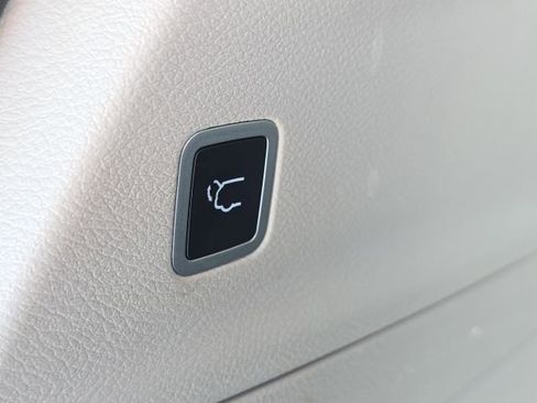 Used 2024 Chrysler Pacifica Touring-L image 11