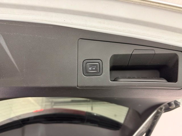 Used 2017 Cadillac XT5 Luxury w/ Driver Awareness Package FWD image 8