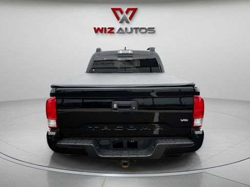 Used 2017 Toyota Tacoma TRD Sport w/ Premium & Technology Package image 4