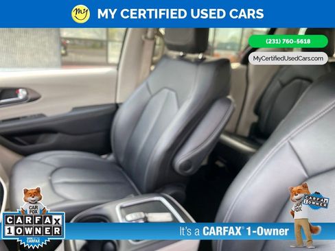 Used 2024 Chrysler Pacifica Touring-L FWD image 16