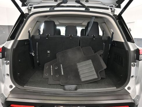 Used 2022 Nissan Pathfinder SV w/ SV Premium Package image 41