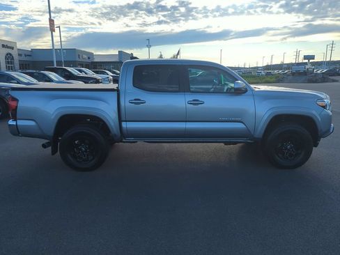 Used 2020 Toyota Tacoma SR5 AWD/4WD image 9