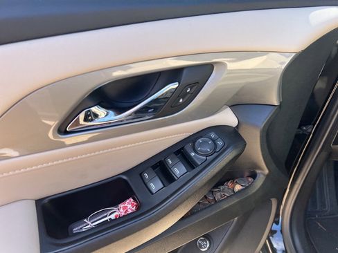 Used 2023 Chevrolet Traverse LT image 17