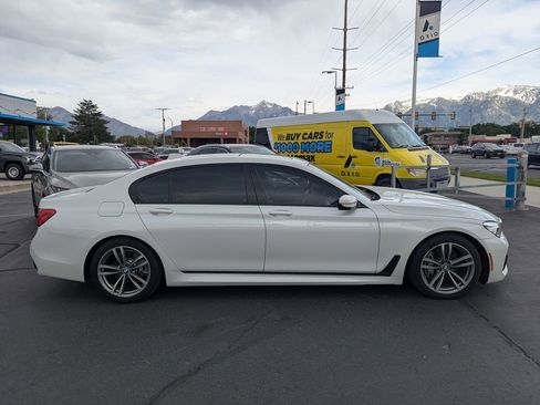 Used 2019 BMW 740i w/ M Sport Package RWD image 2