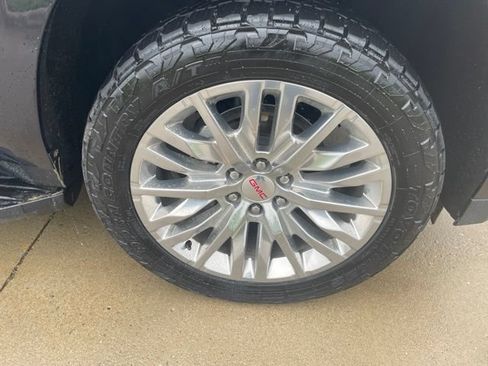 Used 2023 GMC Yukon SLT AWD/4WD image 2