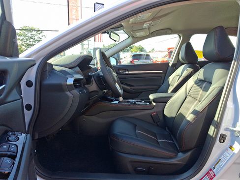 New 2025 Nissan Altima 2.5 SR image 9