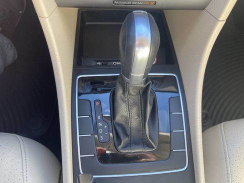 Used 2018 Volkswagen Passat 2.0T R-Line image 32