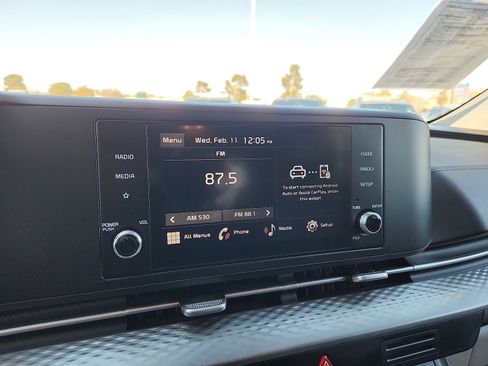 Used 2024 Kia Carnival LX FWD image 19