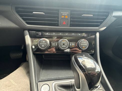 Used 2024 Volkswagen Jetta SE FWD image 18