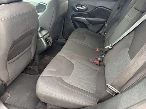 Used 2019 Jeep Cherokee Latitude w/ Popular Appearance Group FWD image 14