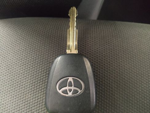 Used 2018 Toyota Corolla LE FWD image 32