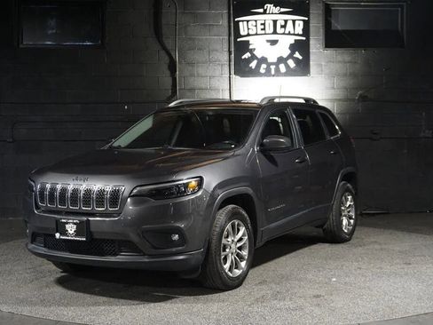 Used 2019 Jeep Cherokee Latitude Plus w/ Cold Weather Group AWD/4WD image 1