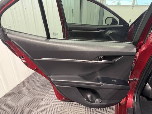 Used 2018 Toyota Camry SE FWD image 13