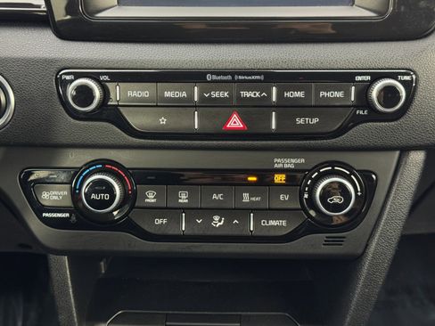 Used 2019 Kia Niro EX image 27