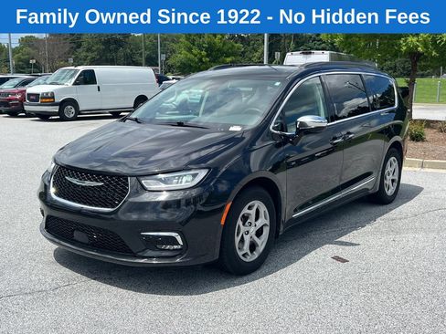 Used 2023 Chrysler Pacifica Limited FWD image 3