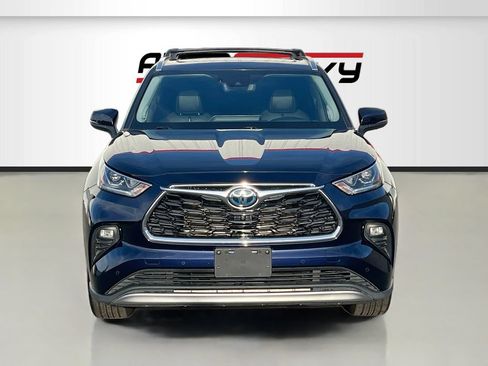 Used 2022 Toyota Highlander Platinum AWD/4WD image 2