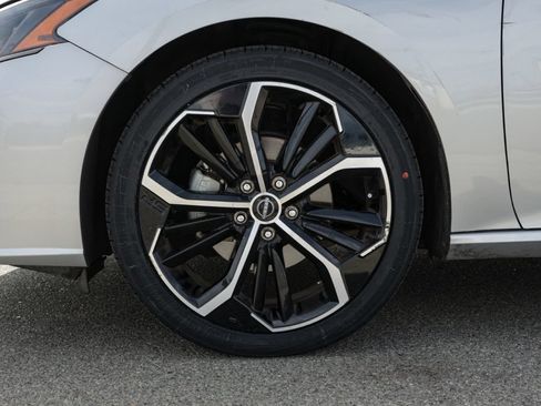 Used 2024 Nissan Altima 2.5 SR FWD image 12