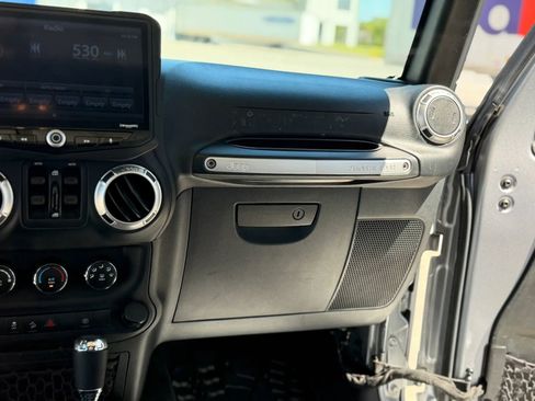 Used 2018 Jeep Wrangler Unlimited Sahara AWD/4WD image 28
