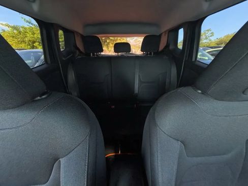 Used 2020 Jeep Renegade Latitude FWD image 25