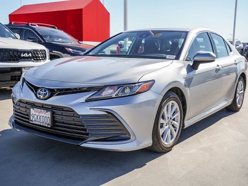 Used 2023 Toyota Camry LE image 3